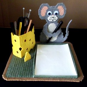 Schreibtischunterlage Plastik canvas Maus.JPG