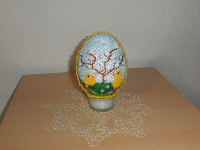 Ein Ei mit Kätzchenbaum