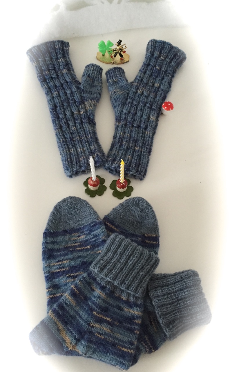 Fäustlinge und Socken aus der Weihnachtswichtelwolle