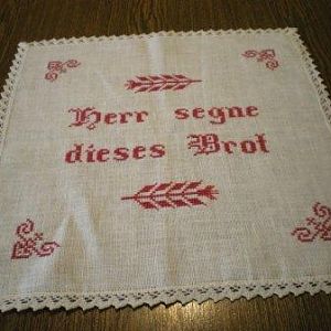 Kreuzstich Deckchen und Brotkorbdeckchen.
