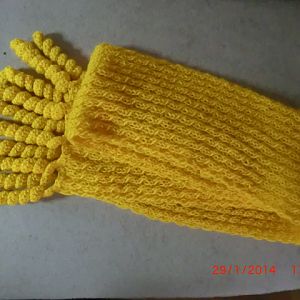 gelber Schal mit Zopfmuster