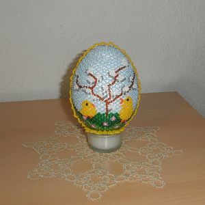 Ein Ei mit Kätzchenbaum
