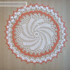 Spiral-Muster-Deckchen mit lachsfarbenen Akzenten