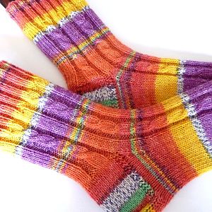 Gute-Laune-Socken mit Zopf