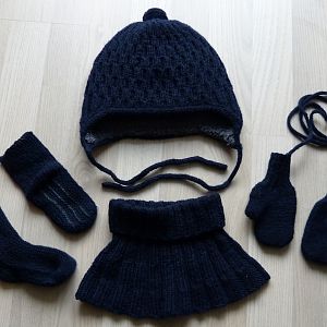 Für den zweiten Winter meines Sohnes ein Set aus warmer Mütze, Kragen, Socken und Fäustlingen. Ohne Anleitung gestrickt.