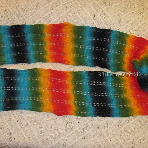 Schal in Regenbogenfarben
