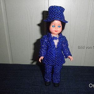 Puppe in blau
