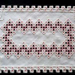 rechteckiges Deckchen weiß gestickt mit rosa Füllung ganz 43 mal 28.JPG