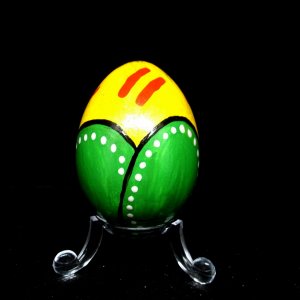 gelb grünes Ei mit weißen Punkten und roten Streifen.JPG