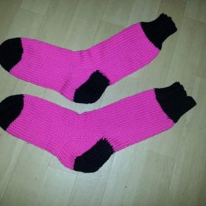 Gestrickte Socken pink-schwarz