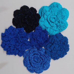 Blauen Blumen, gehäkelt
