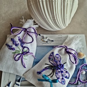 L = Lavendelsäckchen (Lila Lavendel/Lila Libelle)
