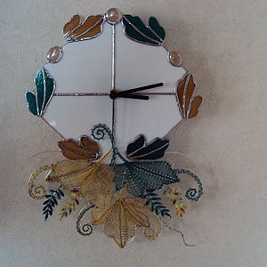 Tiffanyuhr mit Klöppelblätter