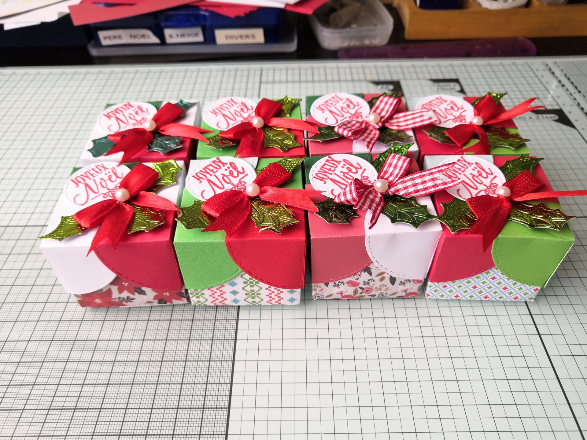 8 Miniboxen weihnachtliche,