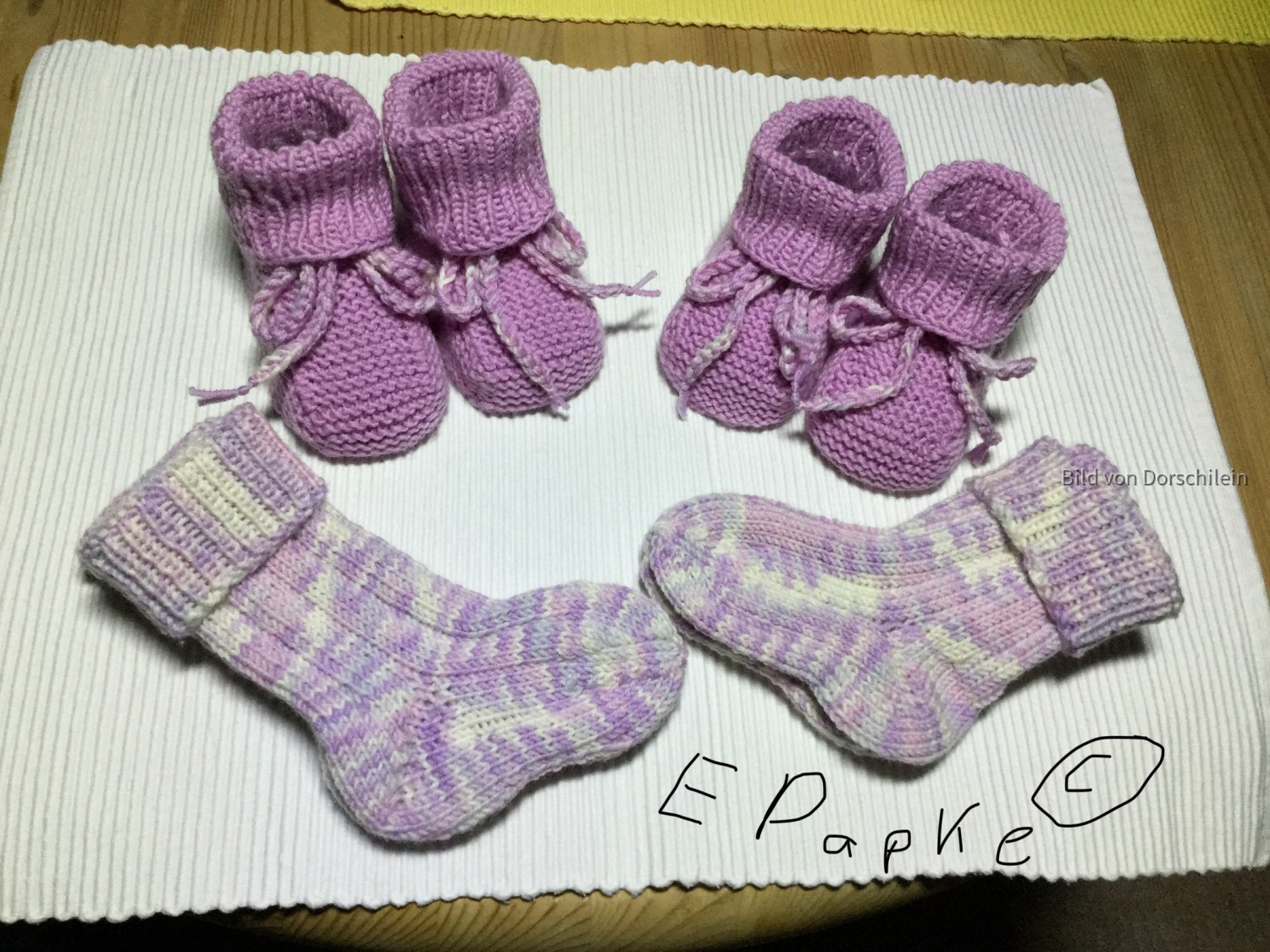 Babyschuhe und Socken für Zwillinge