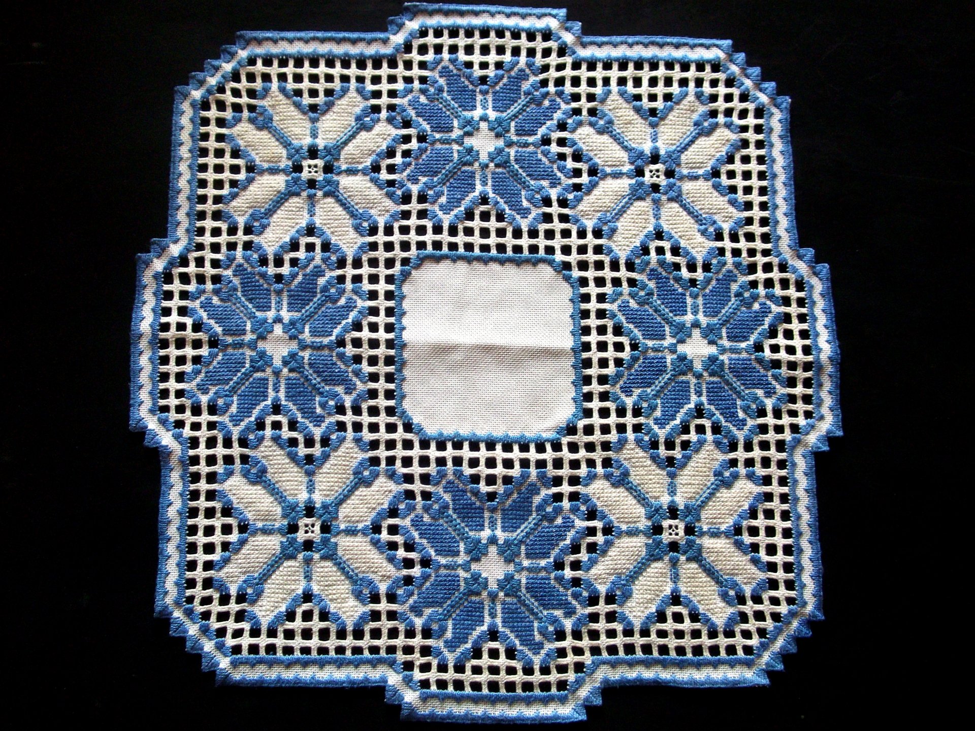 blau gestickte Decke mit weißer Füllung ganz 42 mal 42.JPG