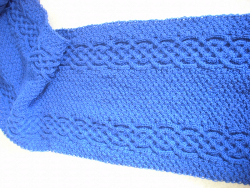 Blauer Schal mit Keltenzopf