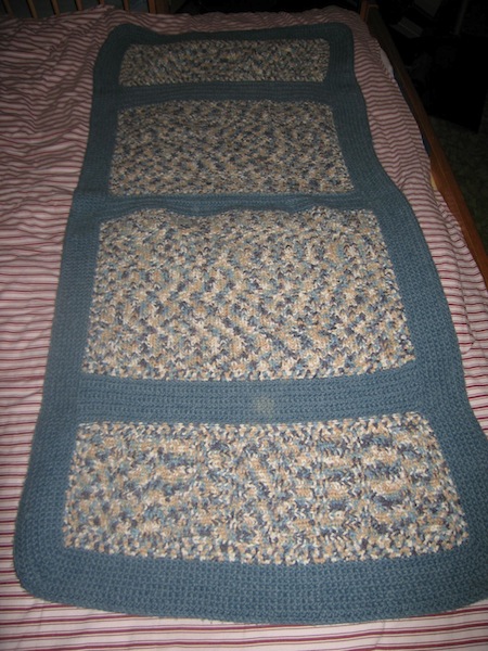 Diese Decke war mal ein zu groß geratener Pullover für mich, dann wurde ich vor fast 3 Jahren Schwanger + nun ist es eine Decke für mein 1ten Sohn