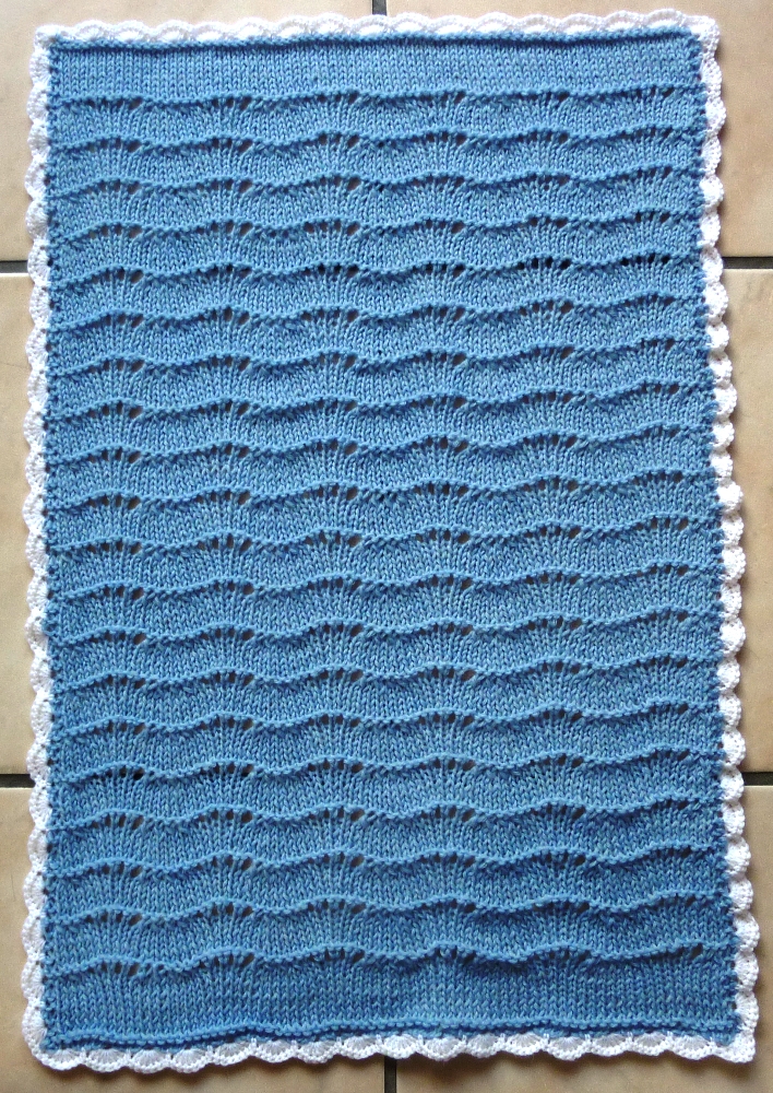 Frühchendecke Wellenmuster hellblau
