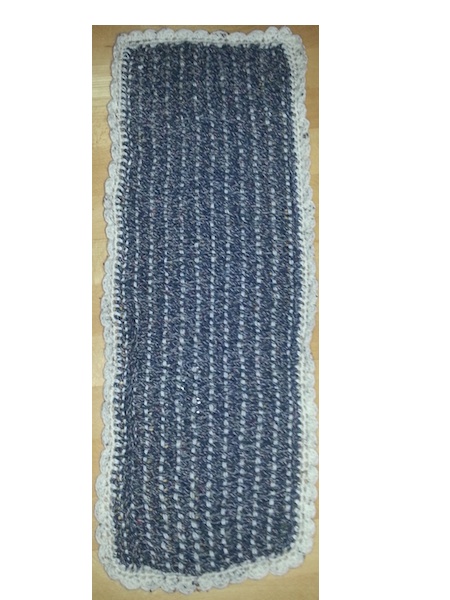 Kleiner Schal mit Webstricknadeln aus Wollresten