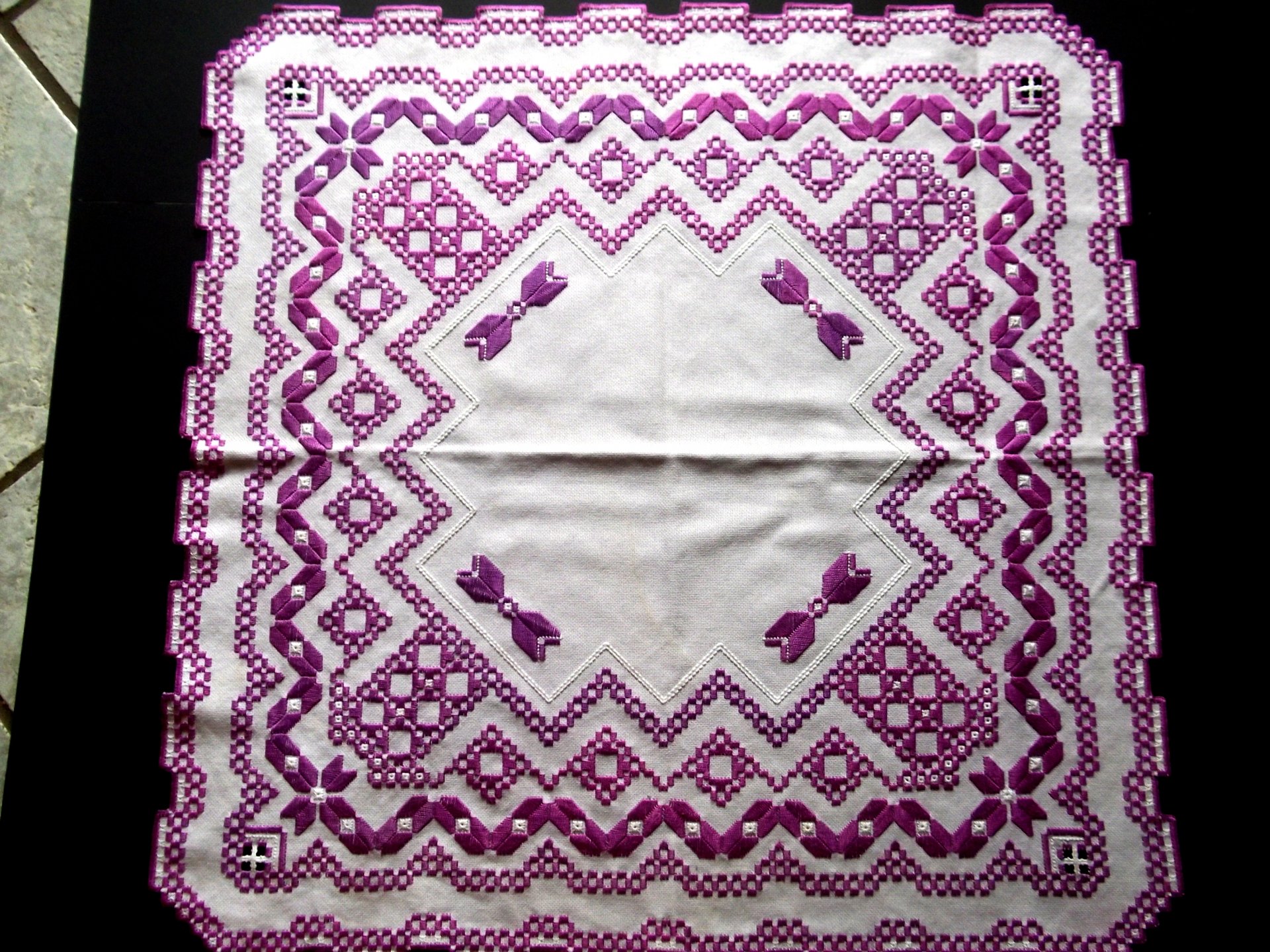 lila auf flieder gestickte Decke mit weißer Füllung ganz 80 mal 80.JPG