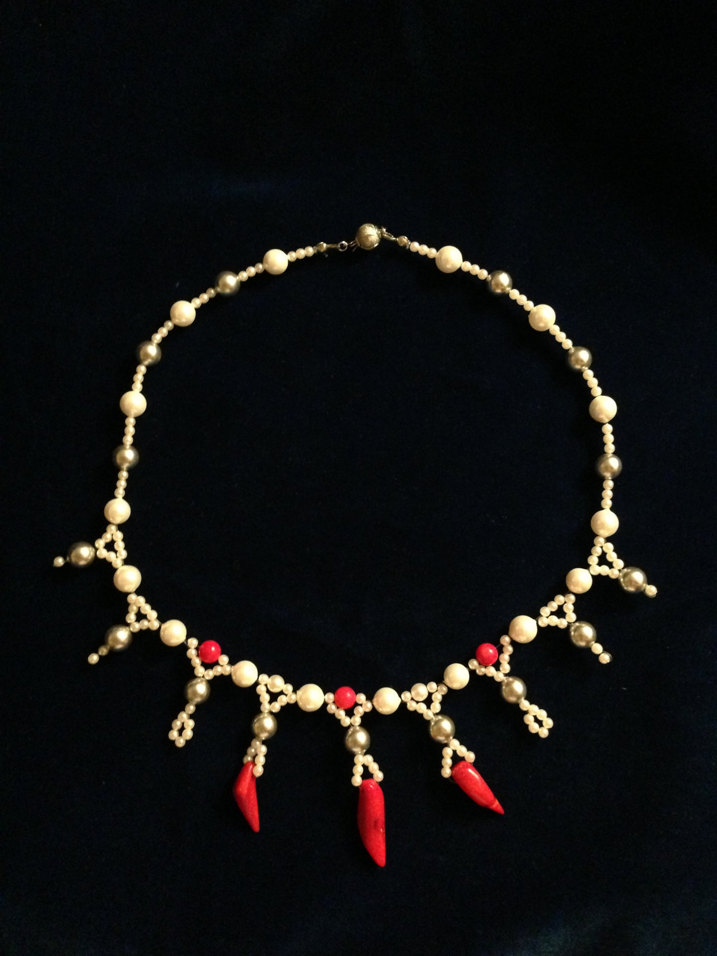 Perlen mit rotem Halbedelstein