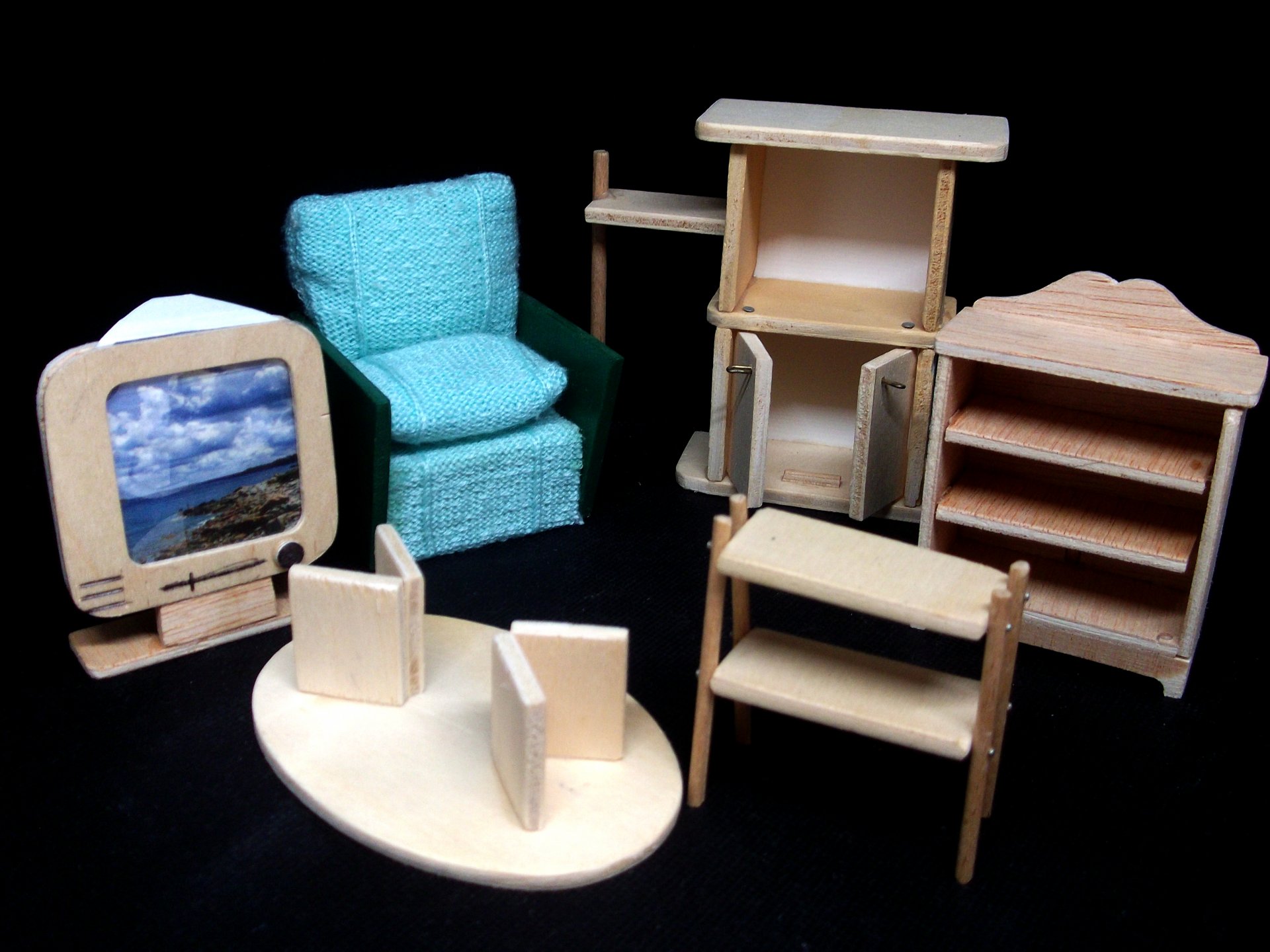 Sessel, Fernseher, Schrank aus grünem Zimmer.JPG