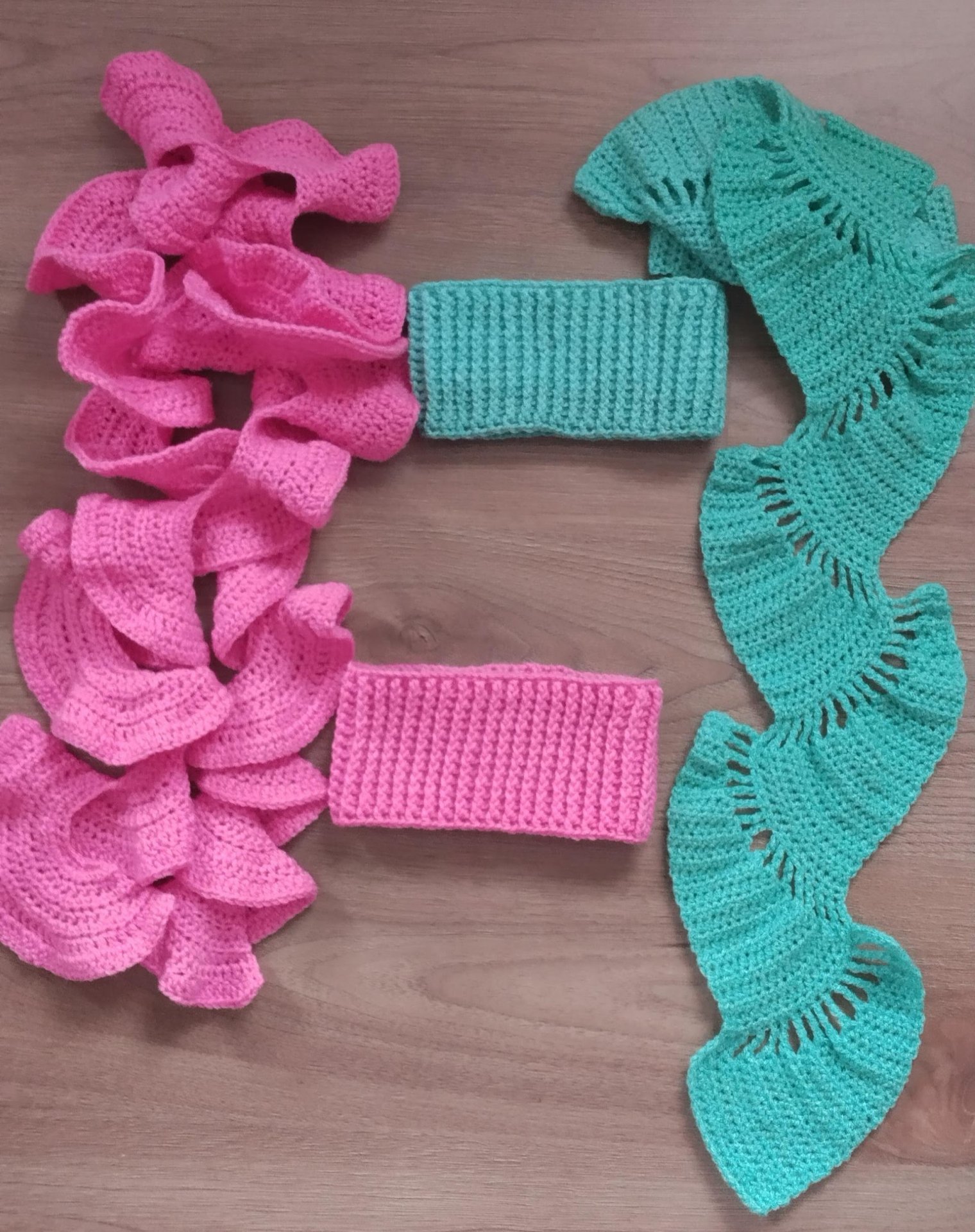 Zwei Sets aus Schal und Stirnband